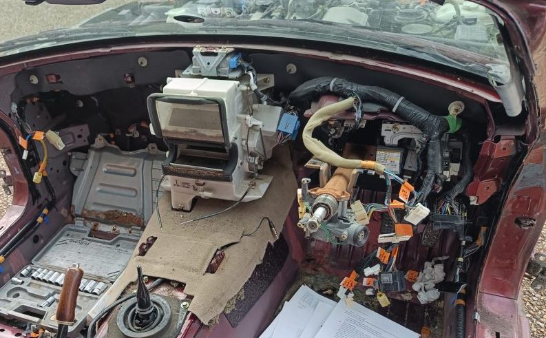 Image of interior of car showing labelled dash loom connectors.