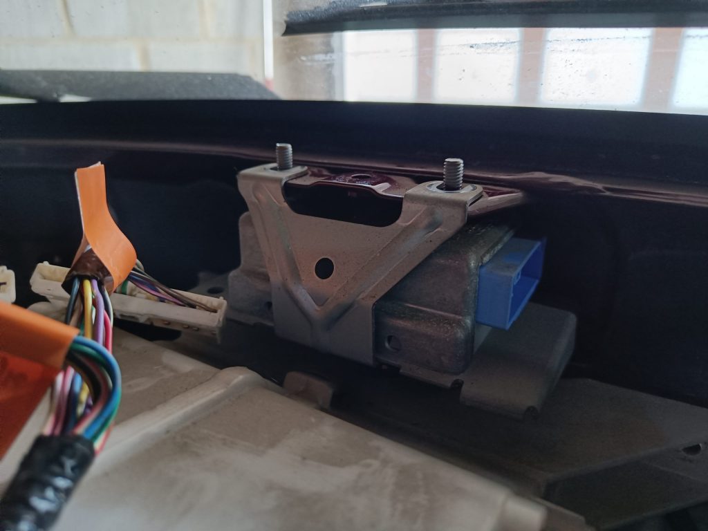 Image of airbag and seatbelt tensioner control unit.