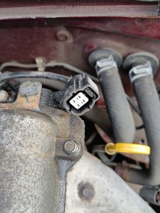 Image of pre-cat lambda sensor connector at rear of LHS camcover.