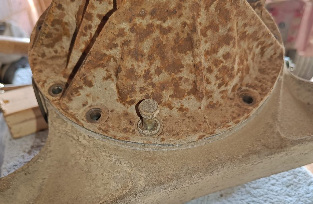 Image of the location for the single middle-sized bolt holding the diff 'nose' to the housing.