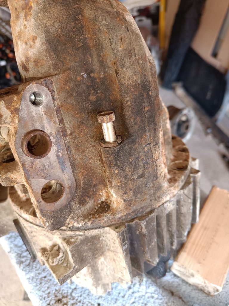 Image of the location of the single longest diff housing bolt.