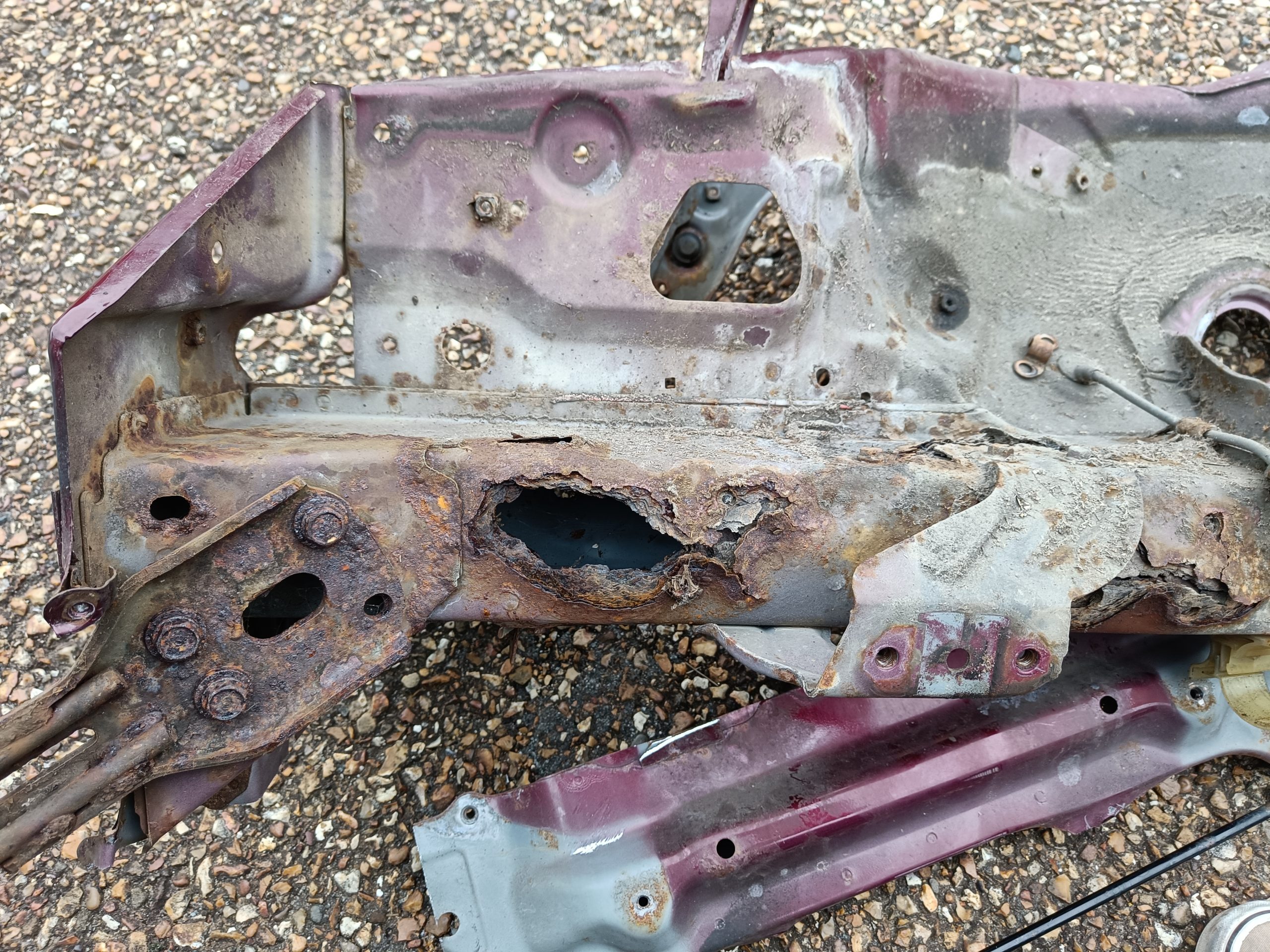 Image of very corroded N/S chassis rail.