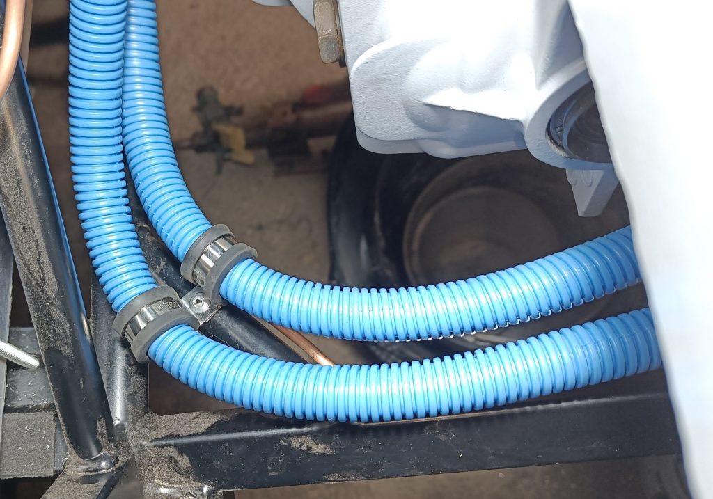 Image of lower rear flexible fuel line fising point.