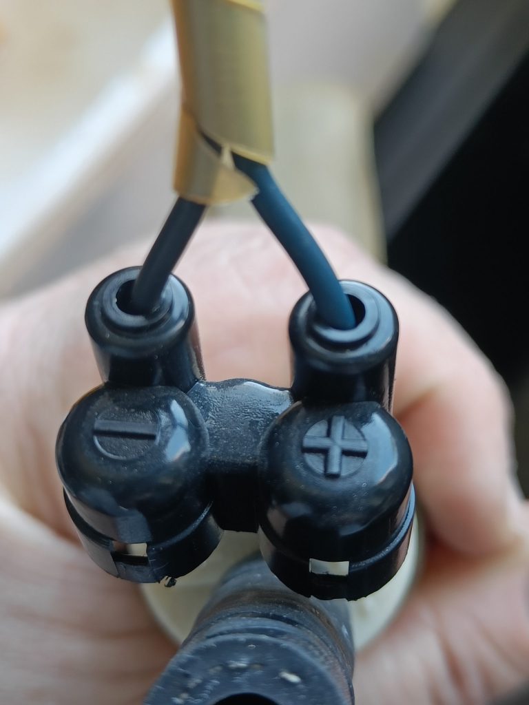 Image of OE fuel pump wiring connector.