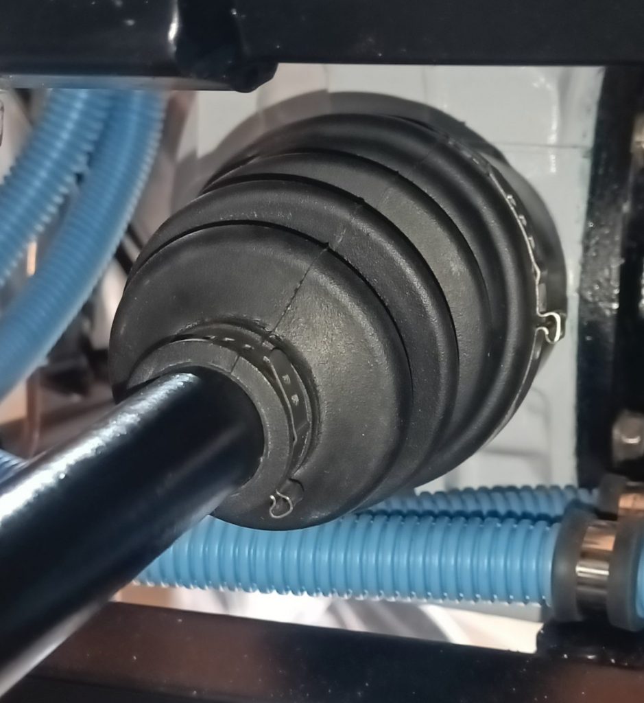 Image of inner CV joint end of offside driveshaft fitted into diff.