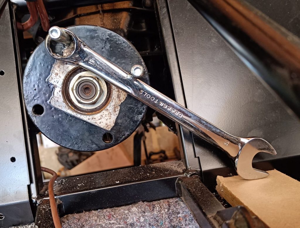 Image of bracing the diff input flange to torque the pinion nut.