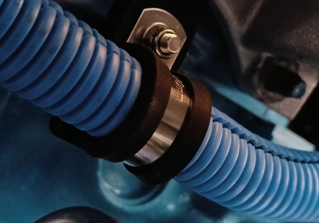 Image of forward fuel pipe support under inlet manifold.