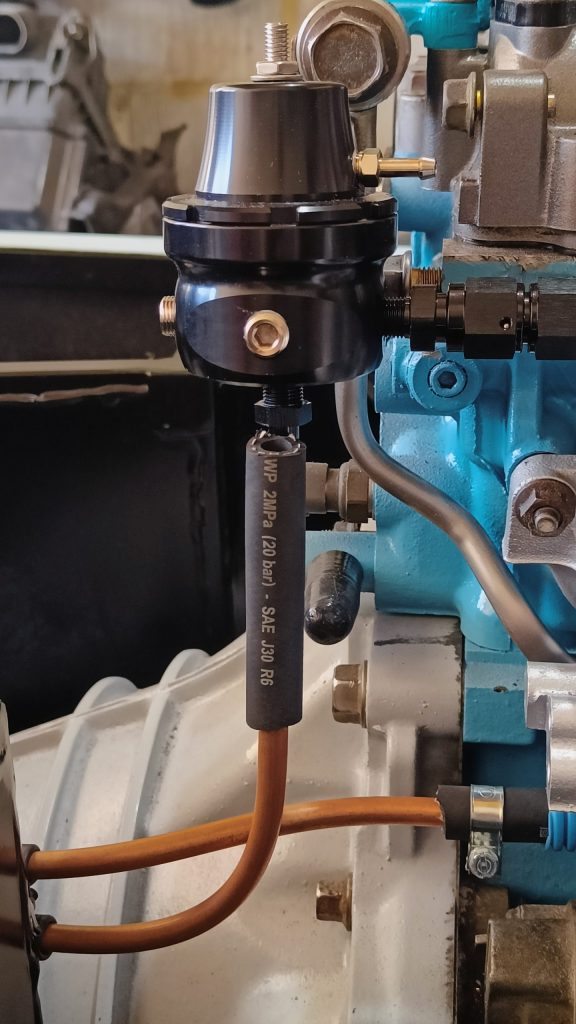 Image of fuel pressure regulator and fuel return pipe.