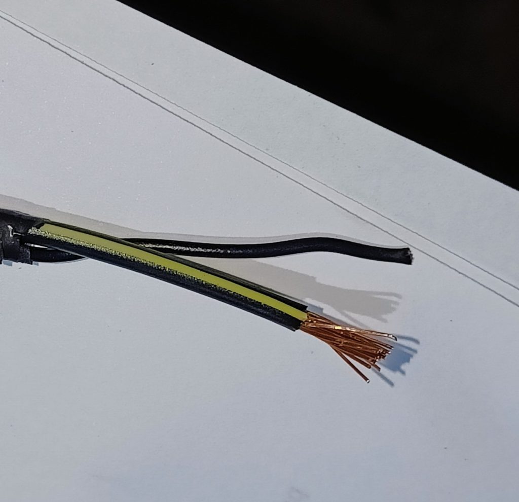 Image of additional black/yellow headlmap wire for side lamp ground only.