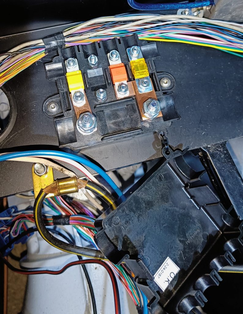 Image of four way mega / midi 'primary' fuse box.