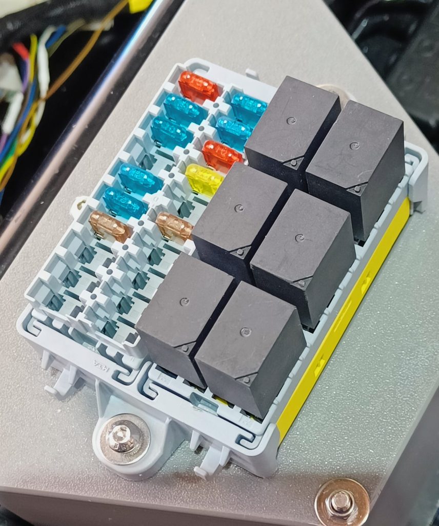 Image of populated fuse and relay modules.